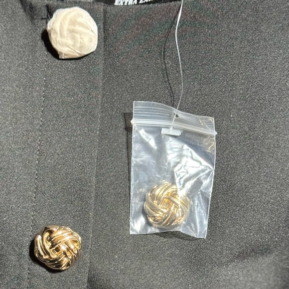 Elegant Black Dress with Button & Bow Detail - Picture 4 of 4